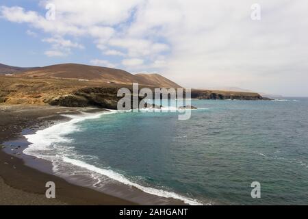Ajuy spiaggia vulcanica sul giorno nuvoloso in Fuerteventura Isole Canarie Foto Stock