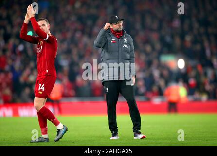 Liverpool manager Jurgen Klopp (centro) e Giordania Henderson celebrare il risultato alla fine del match di Premier League ad Anfield Stadium, Liverpool. Foto Stock