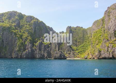 Montagne carsiche paesaggio su un viaggio in barca nella baia di Bacuit, PALAWAN FILIPPINE. La vacanza estiva, meta di viaggio concetto Foto Stock