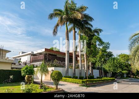 Islamabad Residenital Villa Area di persone abbienti pittoresca vista mozzafiato con palme a Sunny Blue Sky giorno Foto Stock