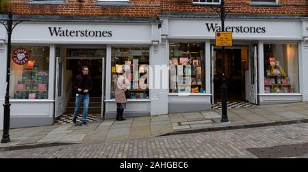 Guildford, Regno Unito - 06 Novembre 2019: l'ingresso alla libreria Waterstones su High Street Foto Stock