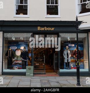 Guildford, Regno Unito - 06 Novembre 2019: la facciata di Barbour negozio di abbigliamento su High Street Foto Stock
