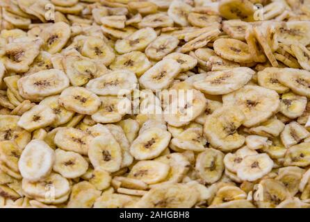 Banana chips per lo sfondo utilizza Banane essiccate con boccoli. Foto Stock