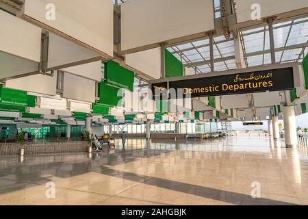 Islamabad International Airport pittoresco panorama mozzafiato di partenze nazionali entrata su un soleggiato Blue Sky giorno Foto Stock