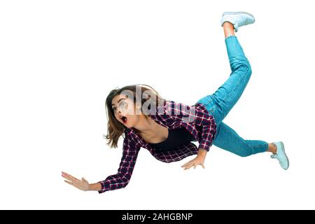 Un secondo prima di cadere. Caucasian ragazza giovane cada nel momento in cui con brillanti emozioni ed espressioni facciali. Modello femminile in abiti casual. Sconvolto, spaventata, urlando. Copyspace per annuncio. Foto Stock