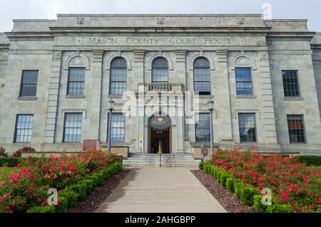 Shelton, Washington - 29 Ottobre 2014: Giardini linea il marciapiede che conduce all ingresso del Mason County Courthouse Foto Stock