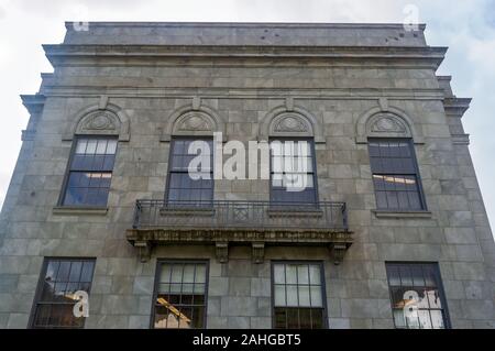 Shelton, Washington - Ottobre 29, 2014: un piccolo balcone sul lato della Mason County Courthouse Foto Stock