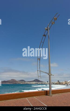 Luce di strada nella giornata di sole sulla spiaggia di Las Canteras, Isole Canarie. Lampione originale sulla spiaggia di Gran Canaria, Spagna Foto Stock