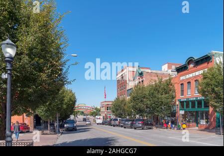 Visualizza in basso Walnut Street verso la storica città mercato, Fiume quartiere del Mercato, Kansas City, Missouri, Stati Uniti d'America Foto Stock