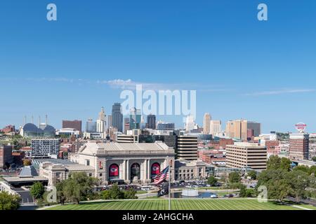 Kansas City skyline. Vista del centro della città dal nazionale la guerra mondiale I Memorial, Kansas City, Missouri, Stati Uniti d'America. La Union Station è in primo piano. Foto Stock