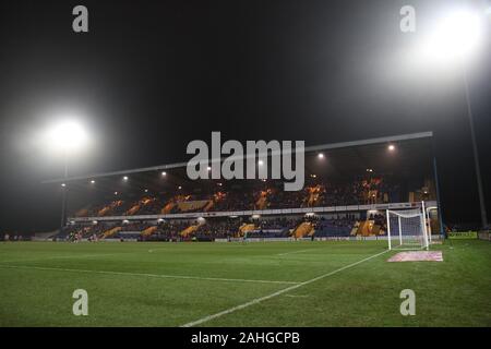 Mansfield, Nottinghamshire, Regno Unito. 26 dicembre, 2019. Una vista dentro uno stadio di chiamata (field mill), casa di Mansfield Town FC, sotto i riflettori. Mulino di campo è la più antica professional football Stadium nel mondo. Foto Stock