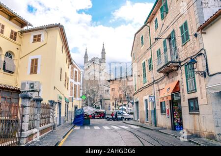 Soller, Mallorca, Spagna - Jan 19, 2019: Old town street nel centro storico della città spagnola con la chiesa di Sant Bartomeu in background. Una popolare destinazione turistica nella stagione invernale. Foto Stock