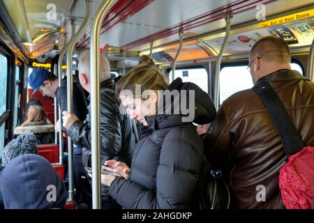 Toronto, Ontario, Canada. 29 dicembre 2019. Tram affollato dove i passeggeri possono godersi un ultimo giro gratuito lungo Queen Street per commemorare l'ultimo giorno di servizio dei tram CLRV. Foto Stock