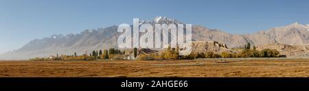 Panorama con antica pietra Tashgurkan fort e e il Pamir Mountain Range (Xinjiang, Cina) Foto Stock