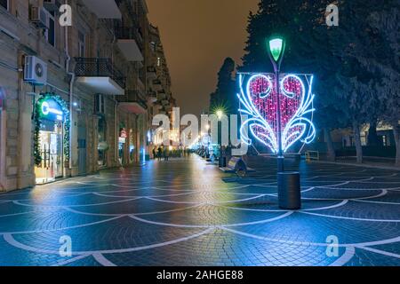 La via centrale decorato con il nuovo anno di ghirlande di Baku Foto Stock