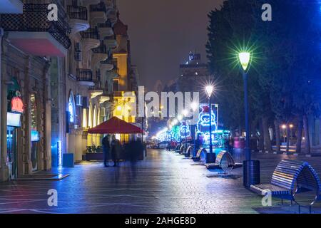 La via centrale decorato con il nuovo anno di ghirlande di Baku Foto Stock