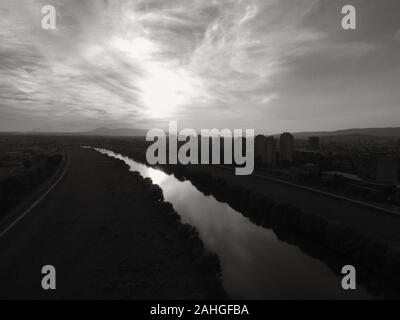 Fiume Sava banche nella città di Zagabria al tramonto Foto Stock