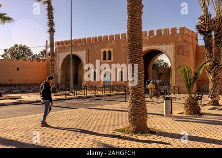 Il doorhaus del Bab Oulad Jarrar, ingresso dooer e windows in Tiznit Foto Stock