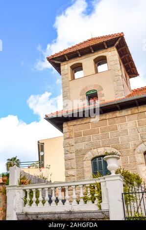 Strade di città bellissima Valldemossa a Mallorca, Spagna. Edifici storici sulla fotografia verticale. Il centro storico della città spagnola. Attrazioni turistiche. Foto Stock