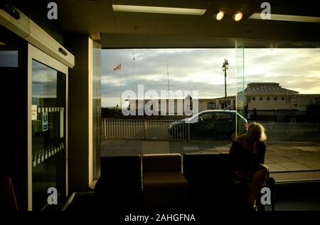 AJAXNETPHOTO. WORTHING, Inghilterra. - AREA DI ATTESA - VISTA DEL LIDO dal negozio ingresso area di attesa accanto al fronte mare.foto:JONATHAN EASTLAND/AJAX REF:R122902 2177 Foto Stock