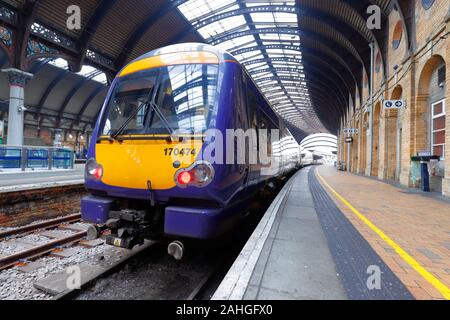 Una classe ferroviaria 170 gestita da Northern Rail arriva parcheggiata presso una piattaforma nella stazione di York City Foto Stock