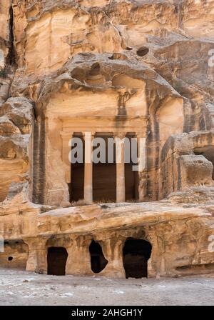 Triclinio al Little Petra (Siq al-Barid), Giordania Foto Stock