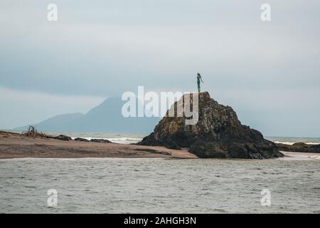 Signora sulla roccia a teste Whakatāne, Isola del nord, Nuova Zelanda Foto Stock