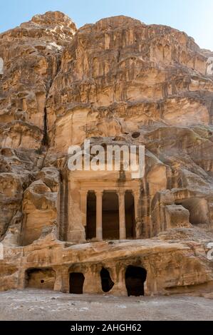 Triclinio al Little Petra (Siq al-Barid), Giordania Foto Stock