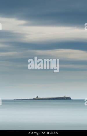 Farne isola dalla spiaggia Bamburgh, Northumberland, una lunga esposizione. Foto Stock