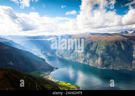 Bellissimo paesaggio di montagna in Aurland e Aurlandsfjord nella luce del sole , Sogn og Fjordane, Norvegia. Foto Stock