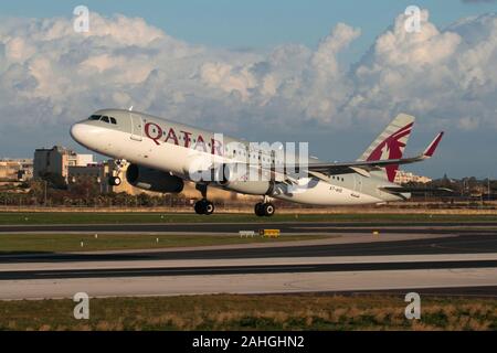 Qatar Airways Airbus A320-200 aereo jet passeggeri decollo dalla pista all'Aeroporto Internazionale di Malta. Viaggio aereo moderno e volo commerciale. Foto Stock