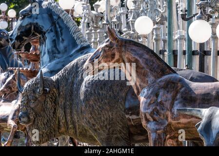 Dipinto di grandi statue di animali realizzato di materiale riciclato in fusione di alluminio a Barberville cantiere stradale arte Emporium in Pierson, Florida. (USA) Foto Stock