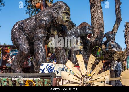 In alluminio pressofuso gorilla a Barberville cantiere stradale arte Emporium in Pierson, Florida. (USA) Foto Stock