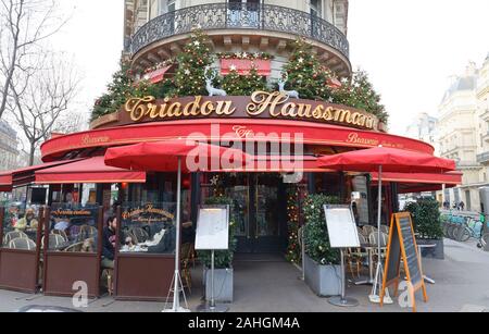Il Triadou Haussmann ristorante decorato per il Natale. Si tratta di una tradizionale brasserie parigina, situato sul boulevard Haussmann a Parigi, Francia. Foto Stock