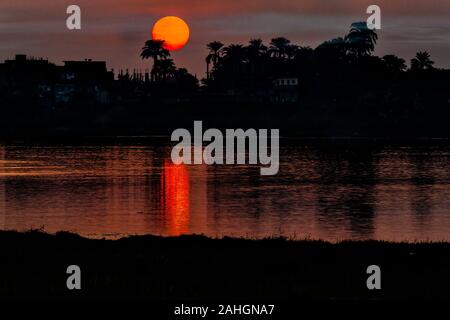Impostazione di Sun in un villaggio sulla riva occidentale del fiume Nilo in Egitto Luxor Foto Stock