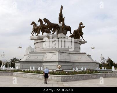 Monumento a Akhal-Teke cavalli a Ashgabat in Turkmenistan Foto Stock