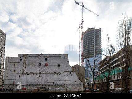 Varsavia POLONIA. Il 18 febbraio 2019. Le rovine della vecchia Varsavia con un murale sulla parete di Kamien mi co. L'edificio è in corso di preparazione per i lavori di demolizione. Foto Stock