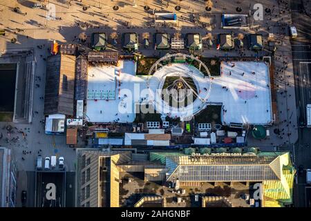 Fotografia aerea, pattinaggio su ghiaccio DEG-Winterwelt sul riprogettato piazza Cornelio, Düsseldorf, Renania, Renania settentrionale-Vestfalia, Germania, Corneliusplatz Foto Stock