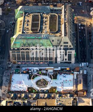 Luftbild, Galeria Kaufhof Königsallee, Eisbahn DEG-Winterwelt auf dem neugestalteten Corneliusplatz, Düsseldorf, Rheinland, Renania settentrionale-Vestfalia, Deuts Foto Stock