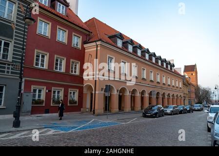 Città strada del centro storico di Varsavia. Strada stretta tra gli edifici colorati della città vecchia. Il 18 febbraio 2019. Varsavia, Polonia. Foto Stock