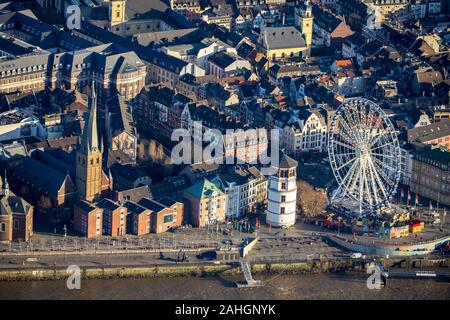 Vista aerea, il centro storico e la passeggiata sul lungofiume del Reno, torre di castello, Burgplatz, chiesa cattolica St. Lambertus Basilica, ruota panoramica Ferris con il mercatino di Natale, Düssel Foto Stock