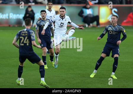 Swansea, Regno Unito. 29 Dic, 2019. Matt Grimes di Swansea City in azione (c).EFL Skybet partita in campionato, Swansea City v Barnsley al Liberty Stadium di Swansea, Galles del Sud domenica 29 dicembre 2019. Questa immagine può essere utilizzata solo per scopi editoriali. Solo uso editoriale, è richiesta una licenza per uso commerciale. Nessun uso in scommesse, giochi o un singolo giocatore/club/league pubblicazioni. pic da Andrew Orchard/Andrew Orchard fotografia sportiva/Alamy Live news Credito: Andrew Orchard fotografia sportiva/Alamy Live News Foto Stock