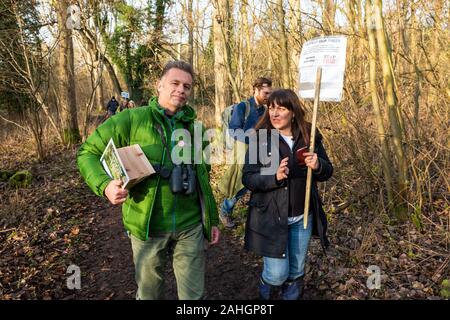 Denham, UK. Il 29 dicembre 2019. Supporto per alberi, una passeggiata per la fauna selvatica e acqua, organizzato da Chris Packham e supportato dalla ribellione di estinzione, #ReThinkHS2, salvare il Colne Valley, STOP HS2 e Hillingdon partito dei Verdi. Altoparlanti descritto le minacce per gli habitat che sono le abitazioni in pericolo di anguille, pipistrelli, lontre, acqua arvicole, la perdita di 28.000 alberi per HS2 e chalk falda che contribuisce a gran parte di Londra l'acqua. Nella foto, Chris Packham passeggiate attraverso boschi. Credito: Stephen Bell/Alamy Foto Stock