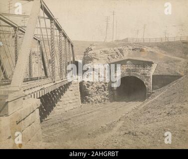 Antique c1890 fotografia gallerie ferroviarie attraverso la collina di Bergen nel New Jersey Palisades, Hudson County, New Jersey. Fonte: fotografia originale Foto Stock