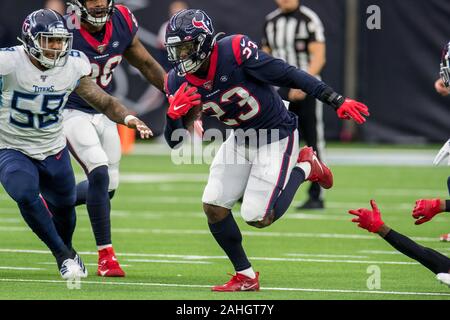 Houston, TX, Stati Uniti d'America. 29 Dic, 2019. Houston Texans running back Carlos Hyde (23) porta la palla durante il primo trimestre di NFL di una partita di calcio tra i Tennessee Titans e Houston Texans al NRG Stadium di Houston, TX. I Titani ha vinto il gioco 35 a 14.Trask Smith/CSM/Alamy Live News Foto Stock