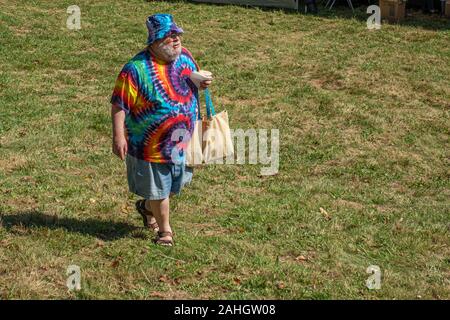 Un uomo in abiti colorati all'aglio e Arts Festival in arancione, MA Foto Stock