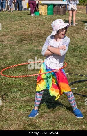 Giovane ragazza che gioca con un hula hoop Foto Stock