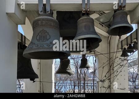 Vladivostok, Primorsky Krai - 10 Aprile 2019: Campanile della vecchia cappella su Svetlanskaya street. Foto Stock