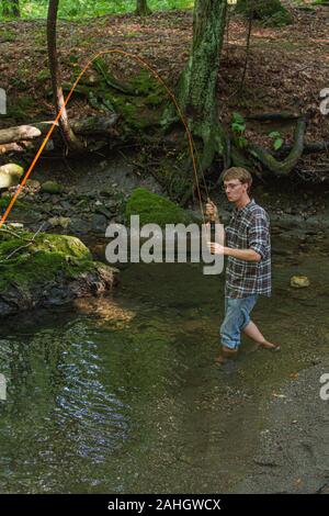 Uomo di pesca in un piccolo ruscello in Massachusetts Foto Stock