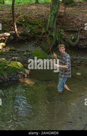 Uomo di pesca in un piccolo ruscello in Massachusetts Foto Stock